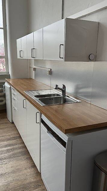 Küche mit Geschirrspüler und Kühlschrank