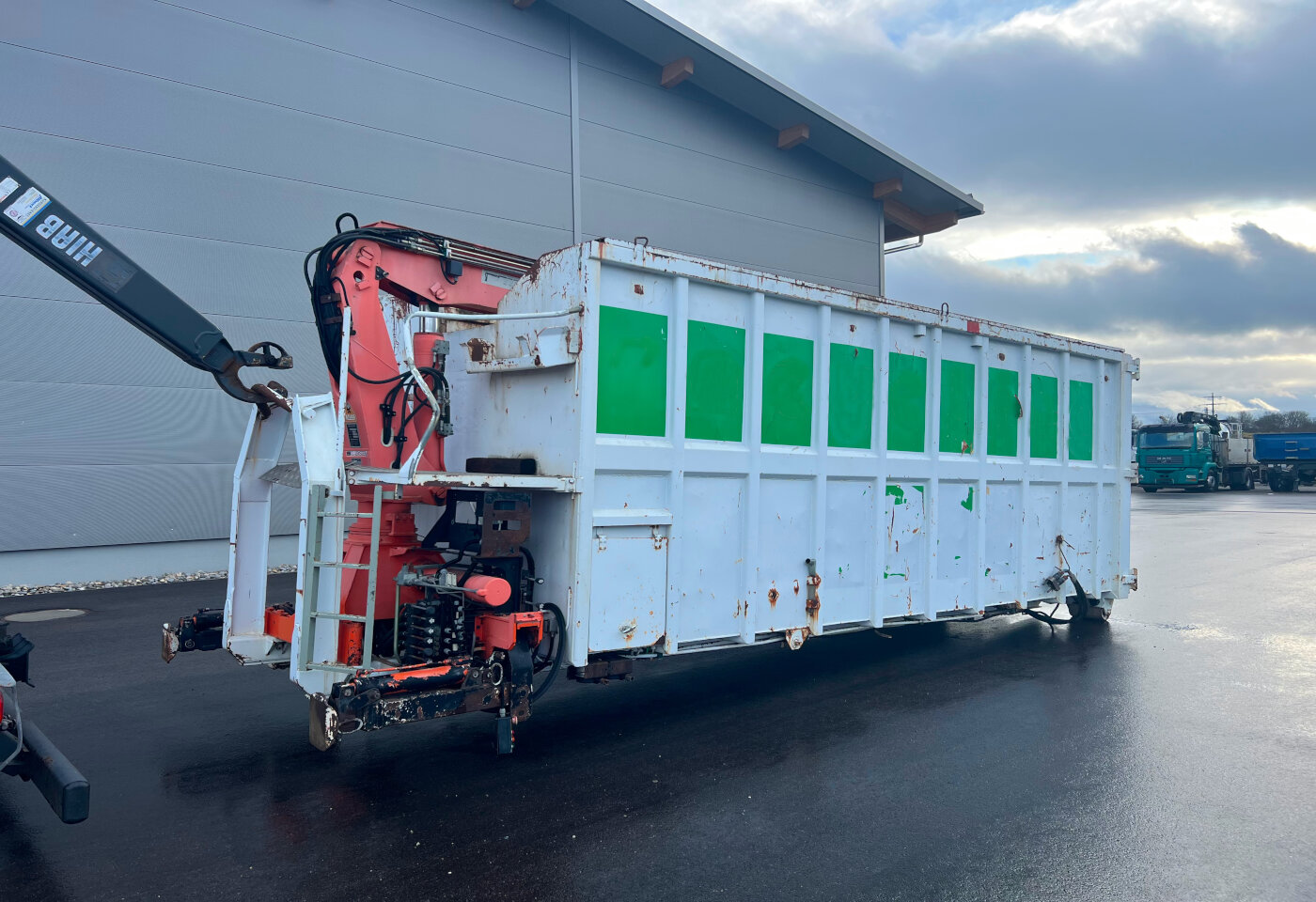 Abrollcontainer mit Kran und Greifer, Kran
