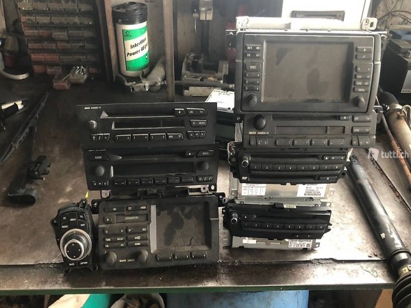 Verschiedene BMW Navi Radios und normale