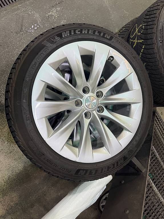 Räder - Felgen mit Reifen für Tesla Model S? 600 CHF