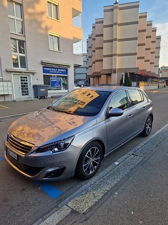 Peugeot 308 Limousine 1.2i, 82"000 km, 8-fach bereift
