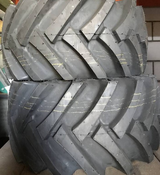  11.0/65-12 BKT AS 504 mit 8 Ply.