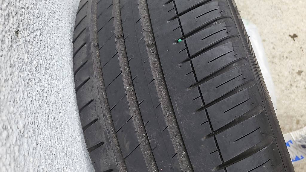 Tesla 19 Zoll Felgen mit guten Sommerreifen