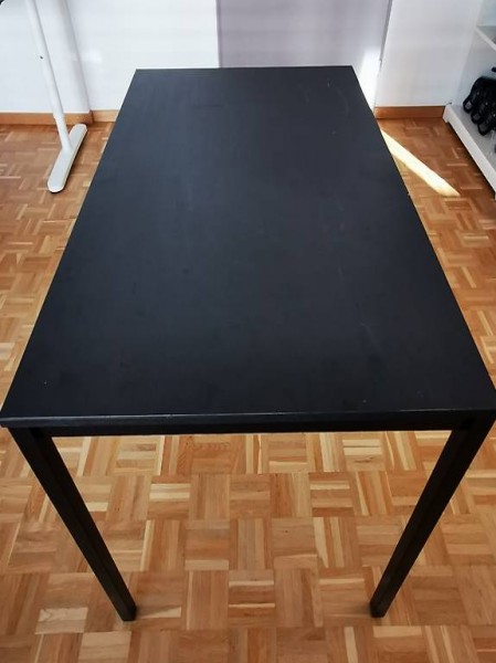  Schwarzer Tisch