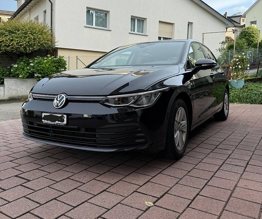 Von Privat zu Verkaufen: VW Golf 8 / 1.0 TSI Life / 110 PS