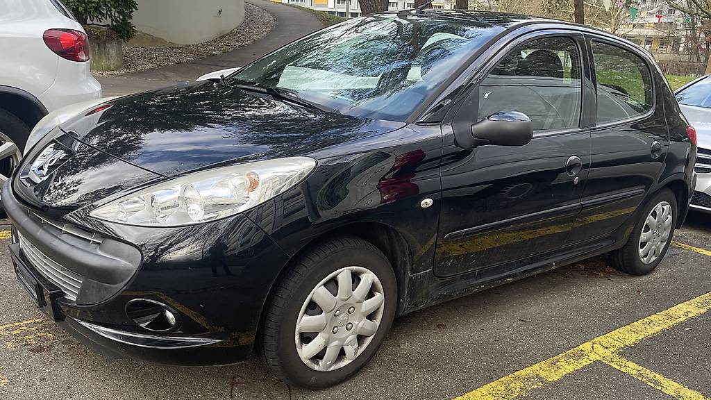 Klein Auto in schwarz mit MFK bis 2. 2026