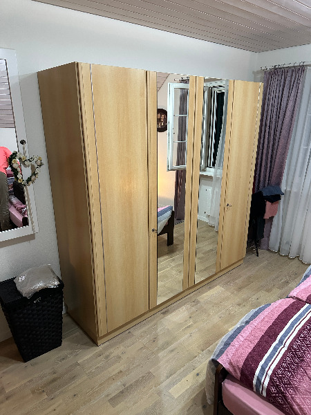 Kleiderschrank mit Spiegel
