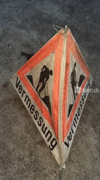 älteres gebrauchtes Triopan mit der Aufschrift VERMESSUNG