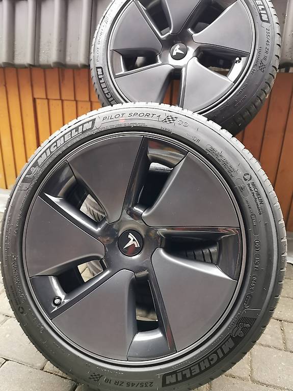 Tesla Model 3 Felgen und Sommerräder wie neu