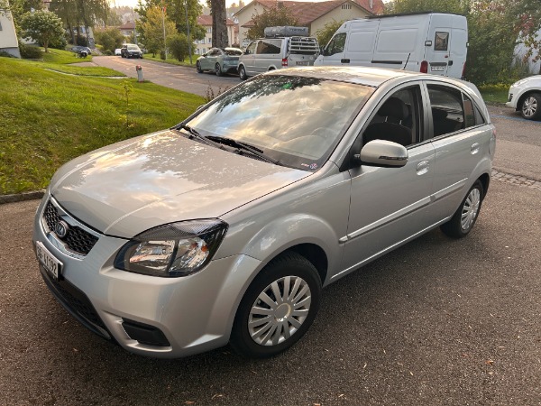 Personenwagen KIA Rio III 1.4 grau Jg. 2011