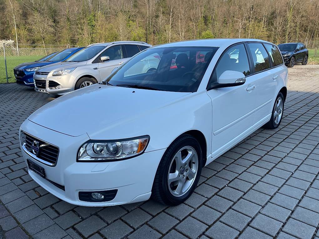 VOLVO V50 D3 Momentum Geartronic (2012)