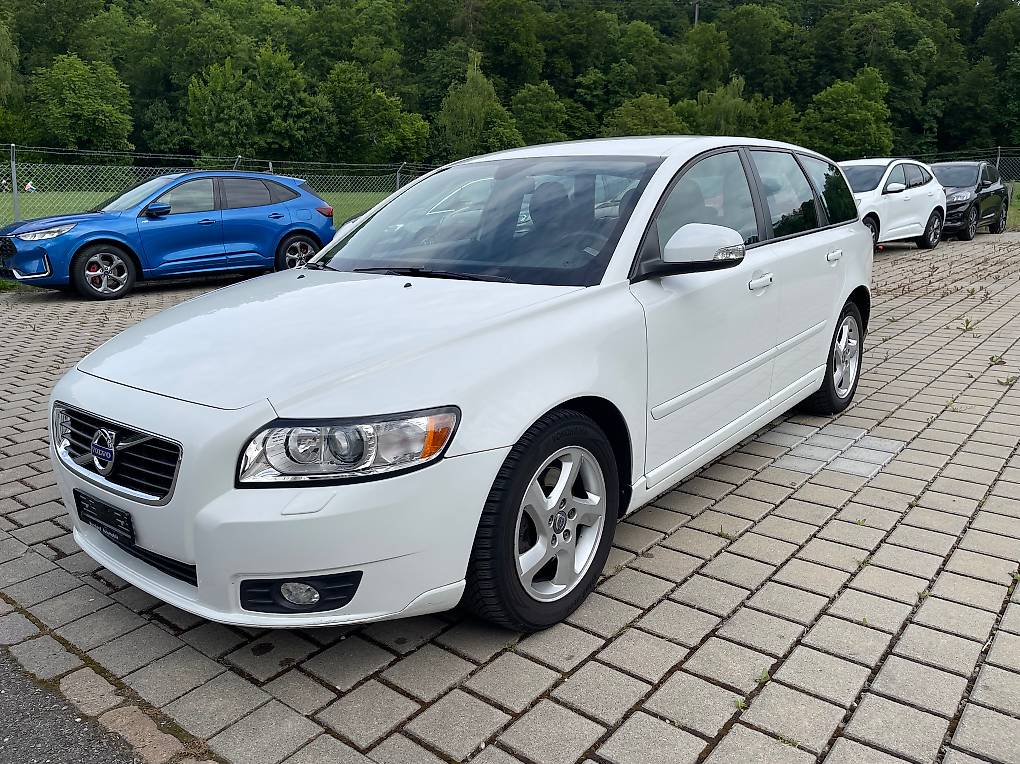 VOLVO V50 D3 Momentum Geartronic (Frisch MFK)