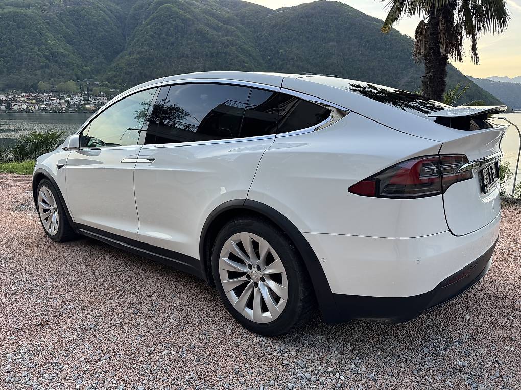 Tesla Model X 90 D - Free Superchargers