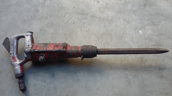 leichter Pressluft- Abbauhammer mit Spitzeisen